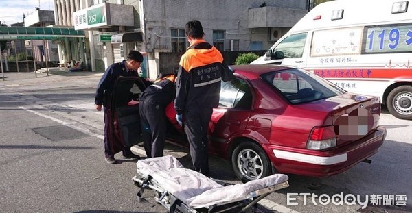 ▲王姓老翁駕駛小客車，因血糖過高精神恍惚，造成行車忽快忽慢左右飄忽不定，經員警即時攔停，並通知救護人員協助送醫。（圖／台東縣警察局提供，下同）