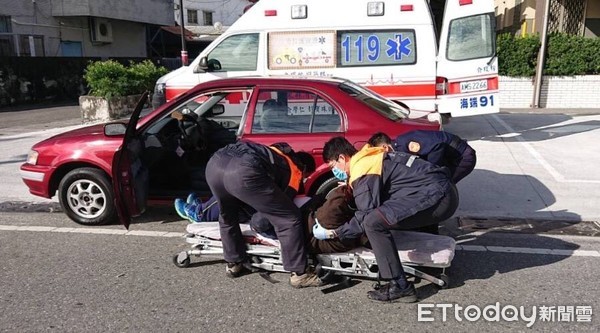 ▲王姓老翁駕駛小客車，因血糖過高精神恍惚，造成行車忽快忽慢左右飄忽不定，經員警即時攔停，並通知救護人員協助送醫。（圖／台東縣警察局提供，下同）