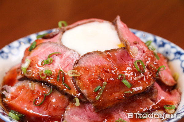 ▲肉亭信義松高店主打丼飯、鍋物198元起。（圖／記者黃士原攝）