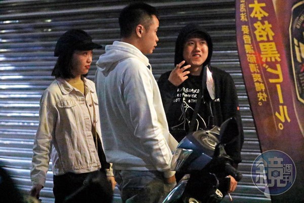 12月8日00：28，今年27歲的玖壹壹洋蔥（右）與交往5年的女友黃怡萱（左），兩人計畫明年成家。