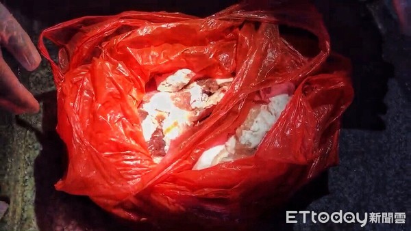 ▲ 中國籍漁船越界捕魚 船艙內搜出5.7公斤豬肉。（圖／記者郭世賢翻攝）