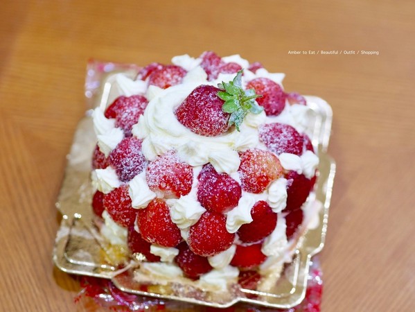 ▲新莊日月香超霸氣草莓蛋糕。（圖／Amber安柏兒提供）