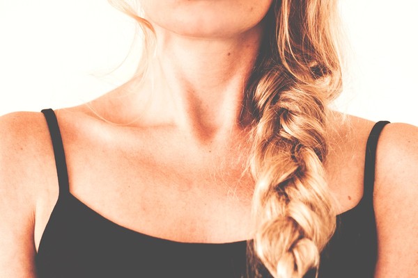 ▲▼喉嚨,吞嚥,脖子,鎖骨,女人,髮辮,頭髮,金髮。（圖／翻攝自pixabay）