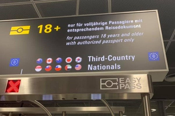 ▲台灣國旗現身德國機場，名列可快速通關的10國。（圖／翻攝自爆廢公社）