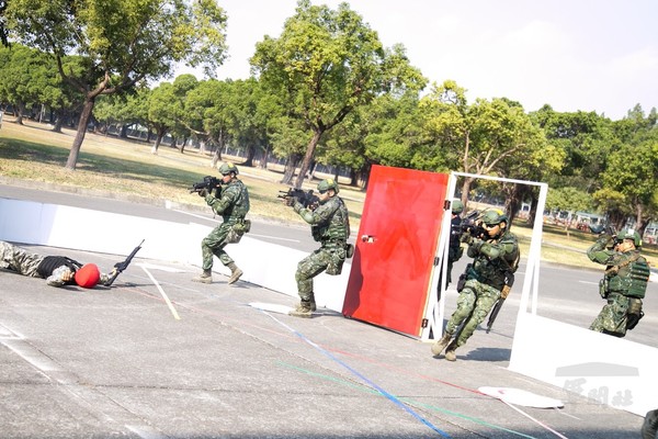 陸軍司令王信龍主持城鎮作戰示範觀摩　厚植防衛作戰能量。（圖／軍聞社）