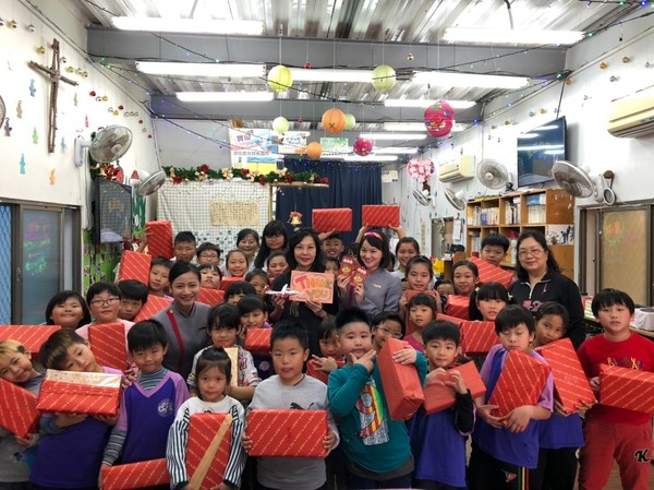 ▲▼遠航空服員親送700聖誕鞋盒　傳愛澎湖吉貝陪讀班孩子。（圖／遠航提供）