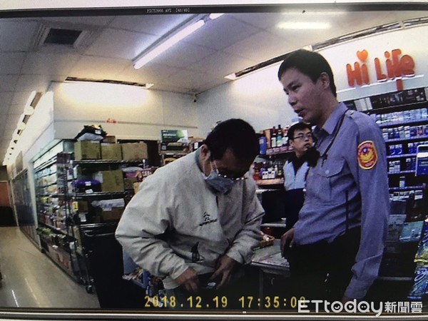 ▲台南市警二分局警方與超商聯手合作共同打擊詐騙，及時阻止被害人受騙。（圖／記者林悅翻攝）