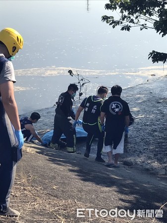 ▲▼ 新北市新莊區湳仔溝抽水站旁，有民眾發現發黑男性屍體，警方已著手進行調查。（圖／記者陳以昇翻攝）