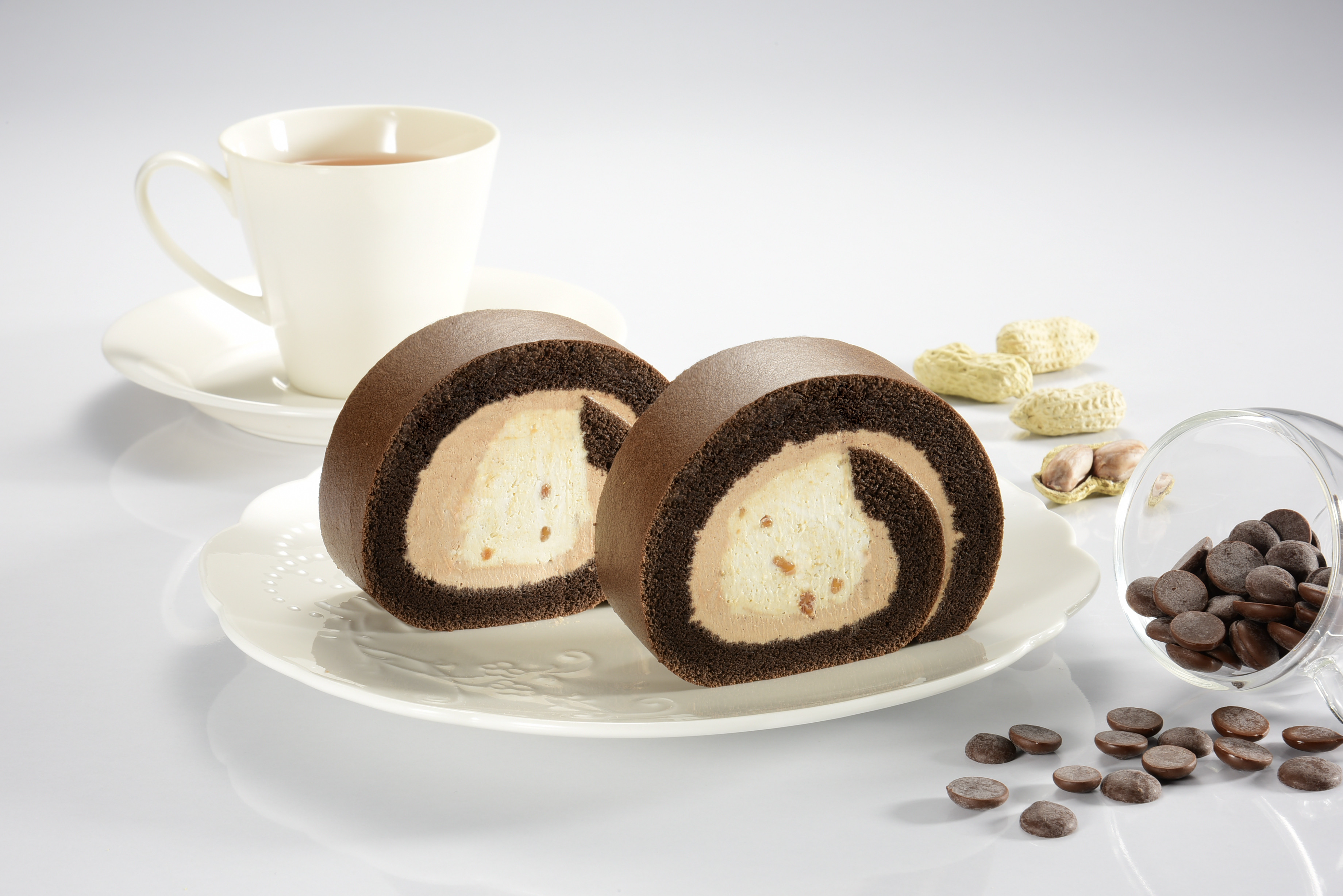 ▲▼花生巧克力生乳捲使用比利時Callebaut巧克力。（圖／亞尼克提供）
