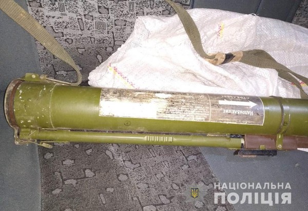 ▲▼ 烏克蘭計程車司機打開乘客行李，發現是RPG-22火箭筒。（圖／翻攝自烏克蘭國家警察官網）