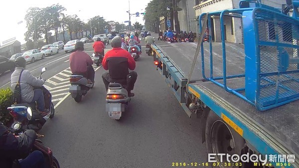 ▲▼高雄楠梓一家租賃高空作業車公司的貨車司機，因懶得迴轉竟然逆向闖機車道回公司。（圖／記者陳豐德翻攝）