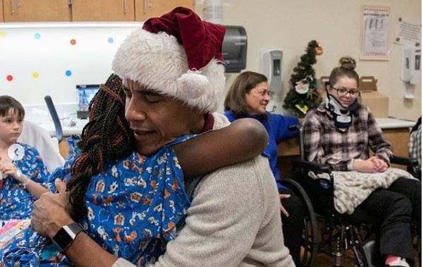 ▲美國前總統歐巴馬扮成聖誕老人探視病童。（圖／翻攝自Instagram／childrensnational）