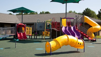 帶孩到公園撞見「男女裸躲溜滑梯下」！高雄家長氣炸報警　她認了