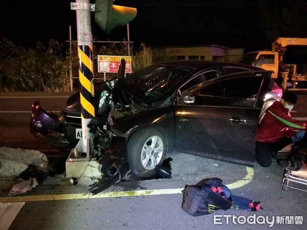 ▲蔣男所駕駛的自小客車高速撞擊分隔島電線杆，車頭嚴重變形，車內載有4名泰籍女子，造成車上2重傷2輕傷。（圖／記者黃孟珍翻攝）