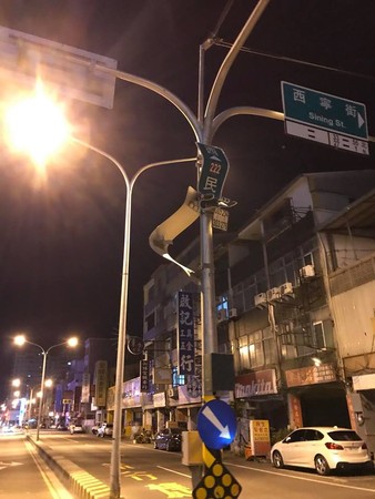 台南市民生路二段路牌扭成波浪狀。（圖／翻攝自Facebook／爆料公社）