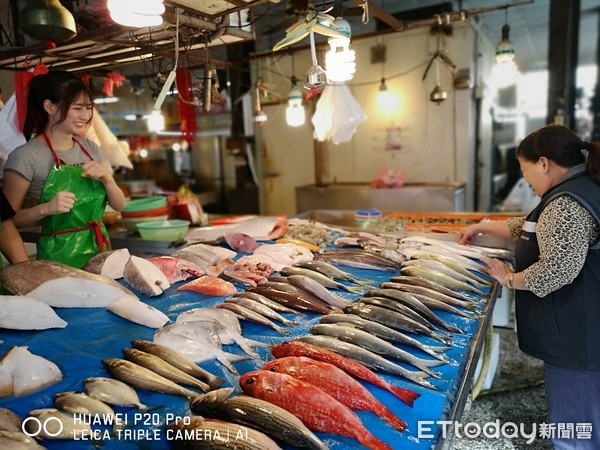 ▲冬至到了，阿澎出現在彰化社頭魚市場幫媽媽賣魚。（圖／記者唐詠絮攝，以下同）