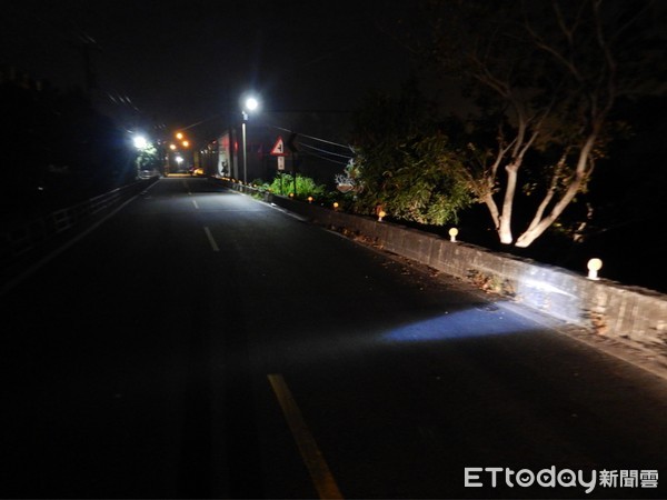 ▲▼汽車撞無人機車。（圖／記者李忠憲翻攝）