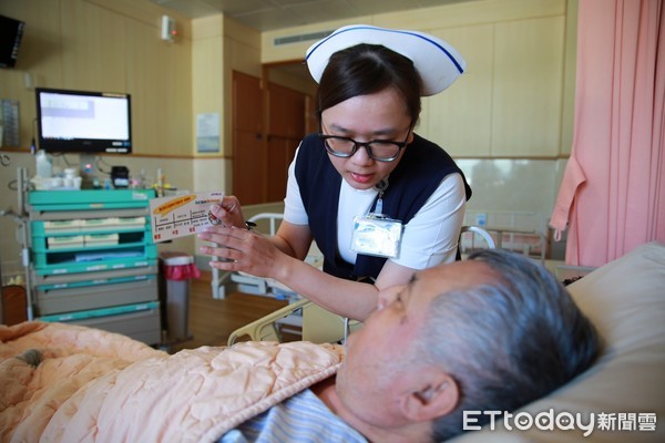 ▲花蓮慈濟醫院榮獲國家生技醫療品質獎護理照護服務類銅獎，由醫務秘書李毅（右）代表領獎。（圖／花蓮慈濟醫院提供，下同）