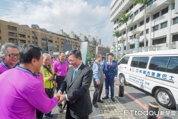 ▲3年內捐第2輛，桃園蘆竹企業主吳萬清捐贈復康巴士。（圖／桃園市政府提供）