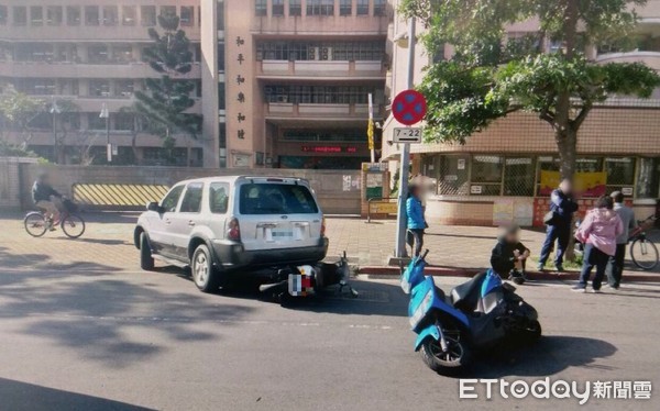 ▲▼三和國中前發生4車追撞車禍，肇事白車駕駛未停下隨即逃逸。（圖／記者陳豐德翻攝）