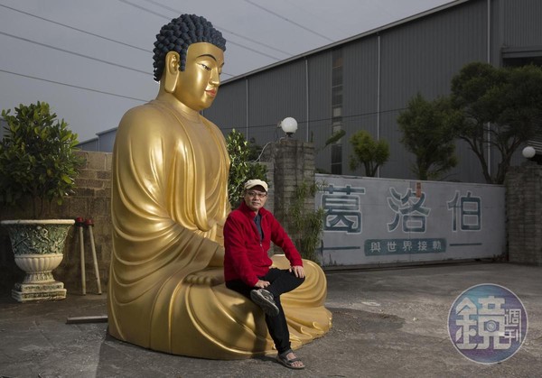 吳進生鼓勵年輕人創作，大方借出工廠和佛像讓導演黃信堯拍電影。電影殺青後索性也就留著「葛洛伯」鐵門，並把佛像搬到鐵門外讓民眾拍照。至於《大佛普拉斯》裡發生許多故事的貨櫃屋呢？原來是颱風吹垮，也就成了電影的最後一幕。