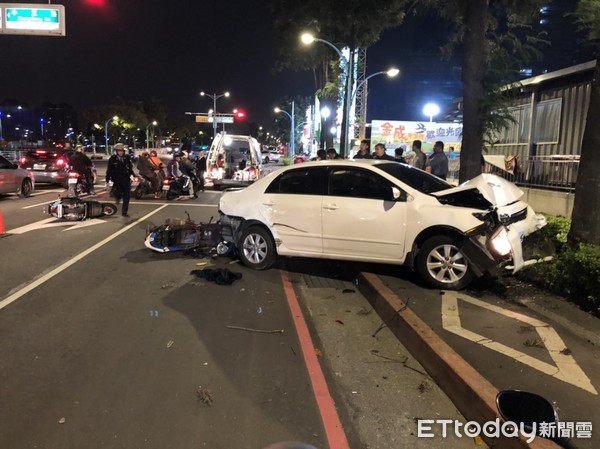 ▲▼白色轎車遭到追撞後衝到對向車道撞飛騎士。（圖／記者陳豐德翻攝）