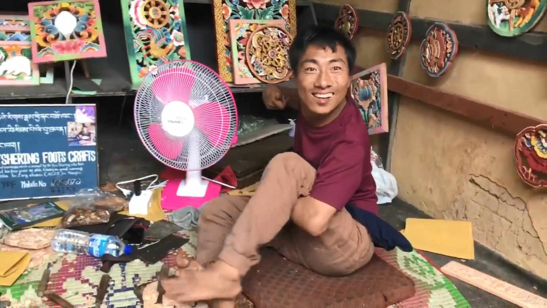 ▲▼ 不丹一名腦麻患者用腳雕刻，成為藝術家。（圖／翻攝自Facebook／Bryan Mark Urbsaitis）