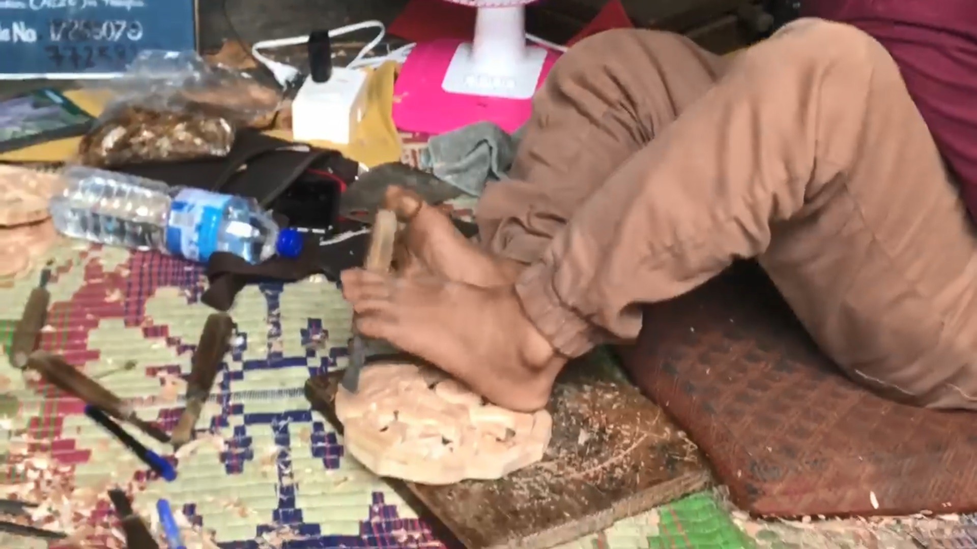 ▲▼ 不丹一名腦麻患者用腳雕刻，成為藝術家。（圖／翻攝自Facebook／Bryan Mark Urbsaitis）