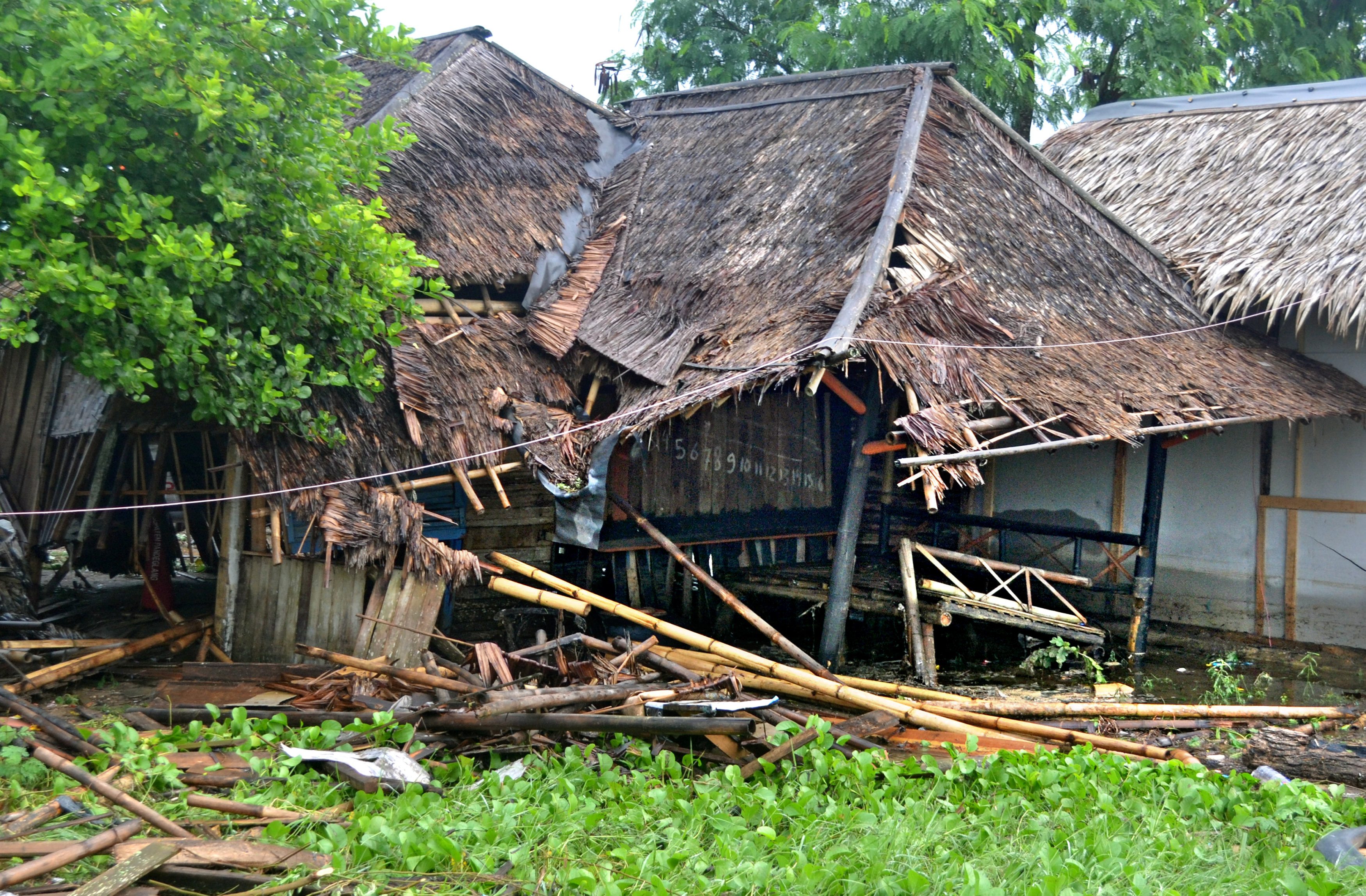 ▲▼印尼巽他海峽沿岸22日深夜發生海嘯，當地房屋被摧毀。（圖／路透）