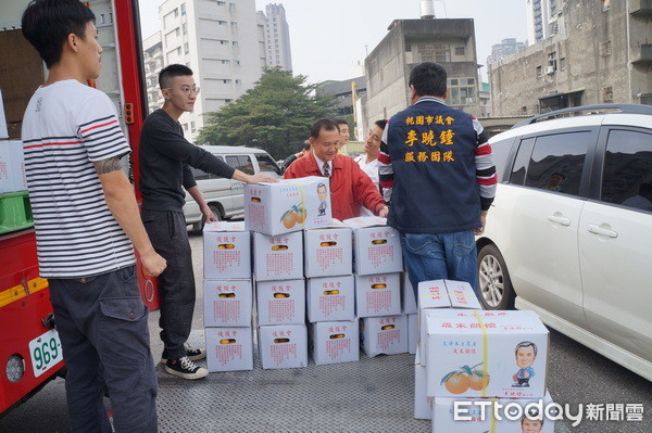 ▲產地親載萬斤現採柳丁，桃園副議長李曉鐘照顧果農及弱勢。（圖／記者楊淑媛攝）