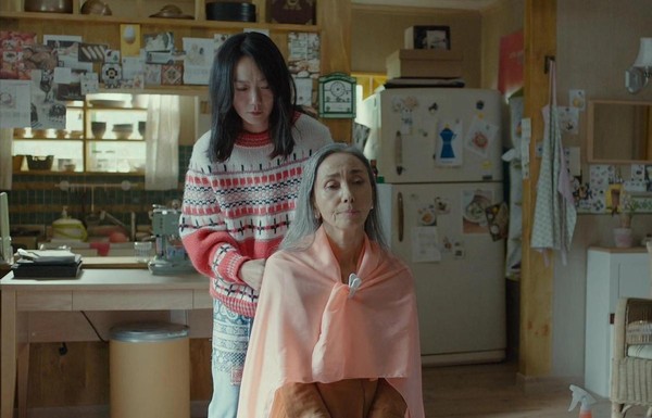 文淑（右）在戲中飾演男主角石無的奶奶，時常開導已與孫子離婚的孫媳婦裴斗娜。（KKTV提供）