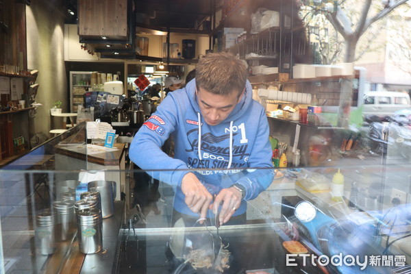 ▲40歲的朱昱成從「快餐車」發跡，以「烘蛋」吐司挑戰上海早餐市場。（圖／記者魏有德攝）