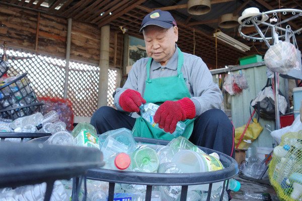 ▲▼曾當選模範父親的93歲環保志工熊摯，20多年前曾是廟公，如今廟公變志工與妻子將住家變成慈濟環保點，全年無休做環保、機構關懷。（圖／慈濟基金會提供）