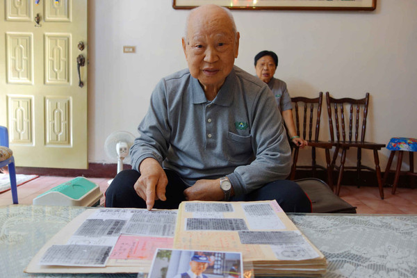 ▲▼曾當選模範父親的93歲環保志工熊摯，20多年前曾是廟公，如今廟公變志工與妻子將住家變成慈濟環保點，全年無休做環保、機構關懷。（圖／慈濟基金會提供）