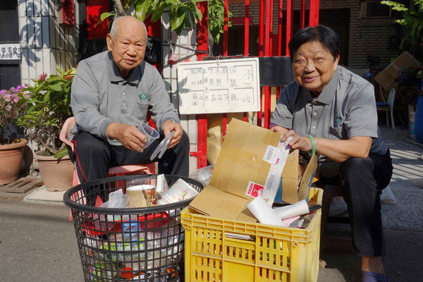 ▲▼曾當選模範父親的93歲環保志工熊摯，20多年前曾是廟公，如今廟公變志工與妻子將住家變成慈濟環保點，全年無休做環保、機構關懷。（圖／慈濟基金會提供）