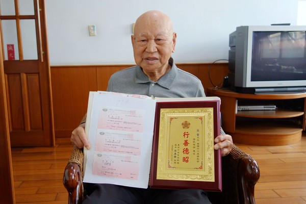 ▲▼曾當選模範父親的93歲環保志工熊摯，20多年前曾是廟公，如今廟公變志工與妻子將住家變成慈濟環保點，全年無休做環保、機構關懷。（圖／慈濟基金會提供）