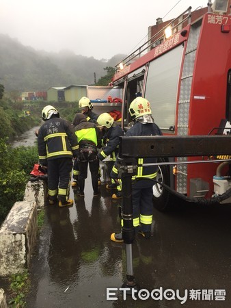 ▲▼女子上班途中未注意到路變化，連人帶車摔落邊坡。（圖／記者林煒傑翻攝）