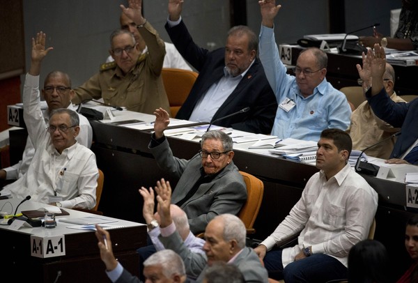 ▲▼ 古巴國民議會議員參加2018年12月21日星期五在古巴哈瓦那會議廳舉行的新憲法草案辯論會。該草案將於2019年2月24日提交全民公投。（圖／達志影像／美聯社）