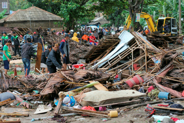 ▲▼印尼巽他海峽昨夜發生海嘯，沖毀無數家園，還有多人傷亡。（圖／達志影像）
