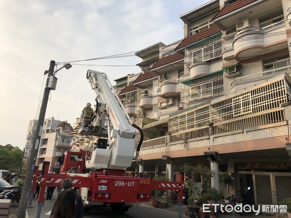 ▲台南市新化區大德路傳出住宅火警，消防局出動各式消防人車前往搶救，並救岀2人。（圖／記者林悅翻攝）