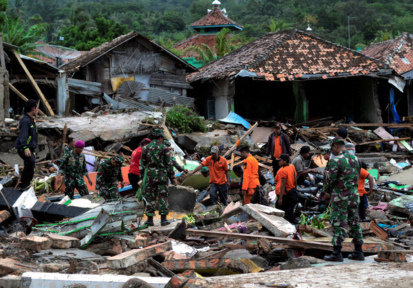 ▲▼印尼因火山爆發引發海嘯，多人死傷。（圖／路透社）