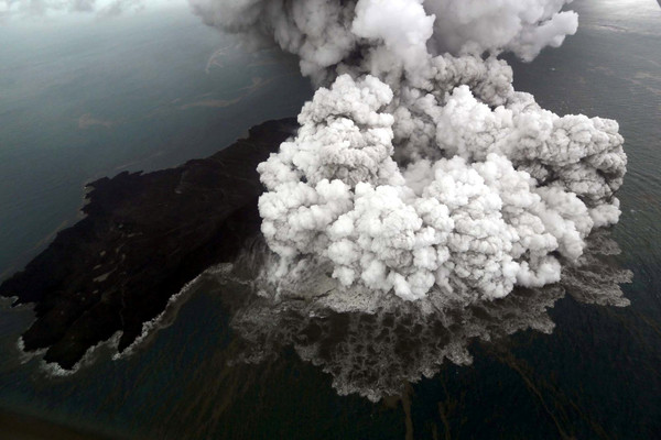 ▲▼印尼因火山爆發引發海嘯，多人死傷，喀拉喀托之子（Anak Krakatau）火山噴發。（圖／路透社）