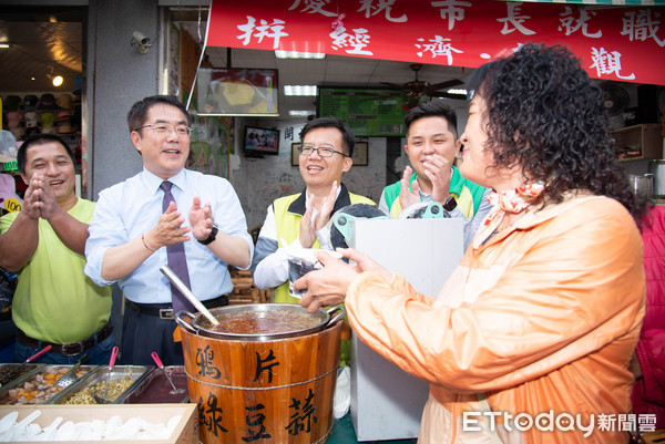 ▲台南市長當選人黃偉哲12月24日到安平古堡街，出席「金華61鴉片綠豆蒜」老闆張耀升舉辦的「綠豆蒜挺凍蒜」活動，業者盼黃偉哲拼經濟。（圖／記者林悅翻攝，下同）