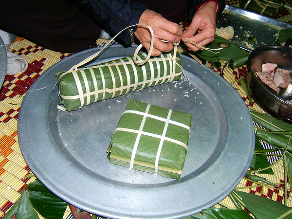 ▲越南人在新年包的粽子。（圖／翻攝自維基百科，拍攝者Bánh tày, a variation of en:Bánh chưng）