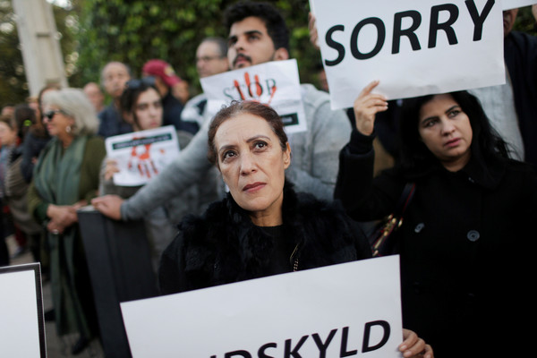 ▲▼摩洛哥雙屍命案發生後，民眾聚集大使館外，舉著寫上「很抱歉」字樣的牌子，舉行守夜活動。。（圖／路透）