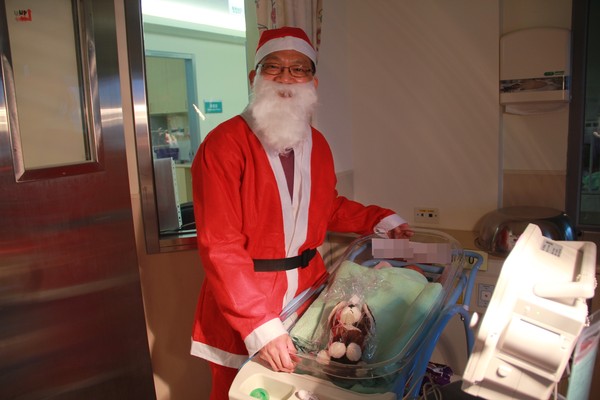 ▲▼小丑醫師和聖誕老公公，帶給輔大醫院兒科病房溫暖。（圖／輔大醫院提供）