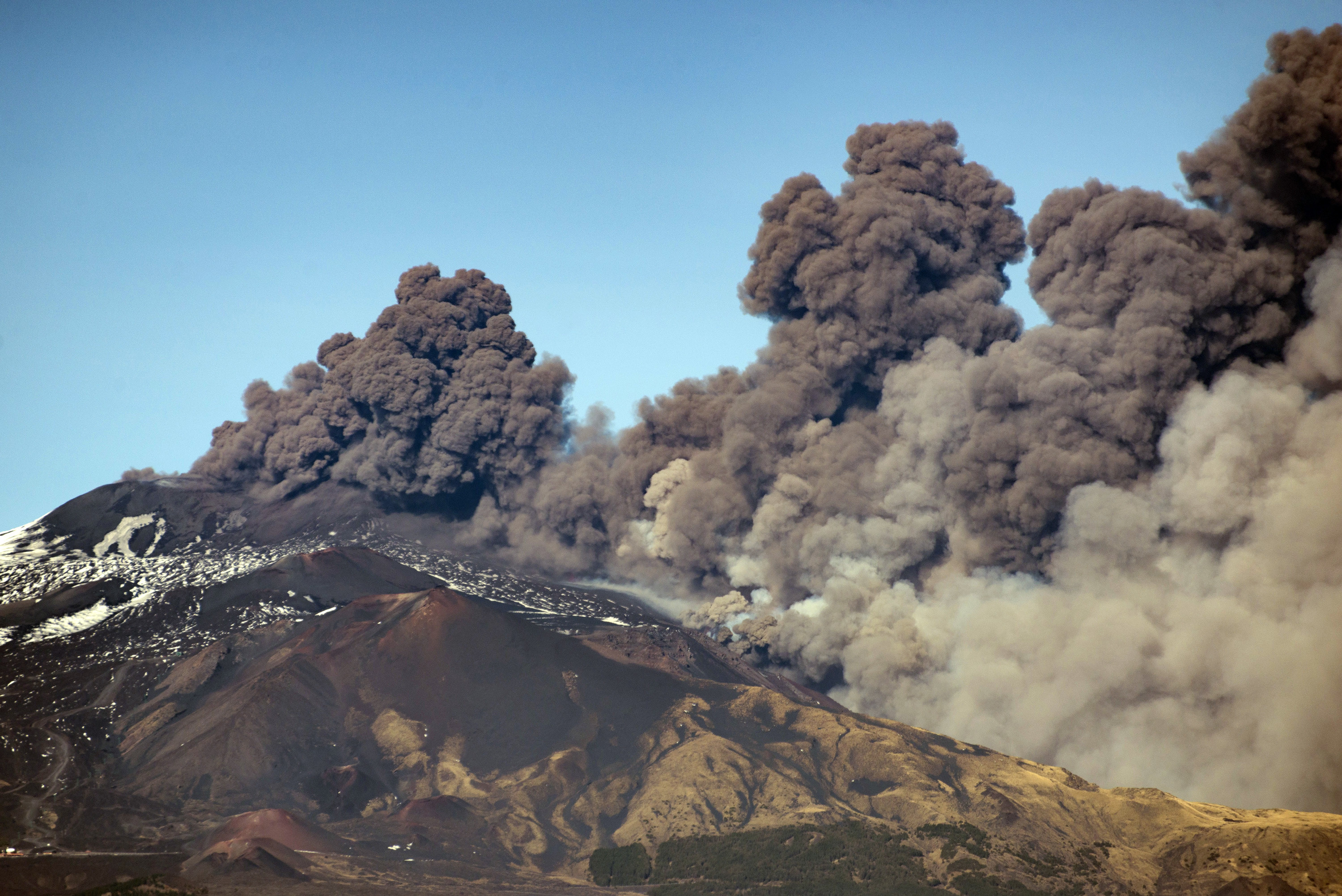 ▼义大利西西里岛东岸的埃特纳火山(mount etna)爆发