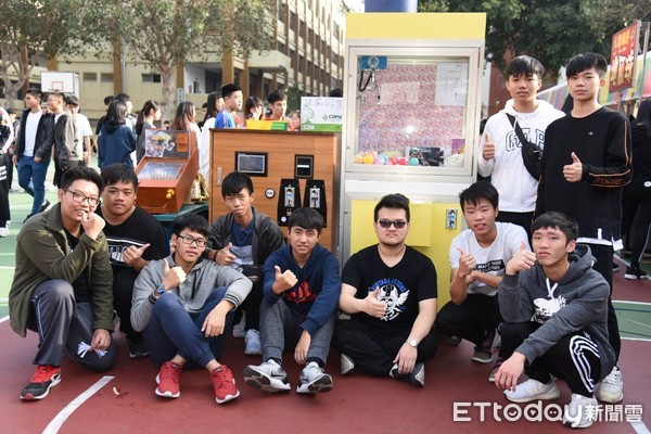 ▲台南市長榮中學園遊會，工業群學生製作遊戲機超吸睛。（圖／記者林悅翻攝）