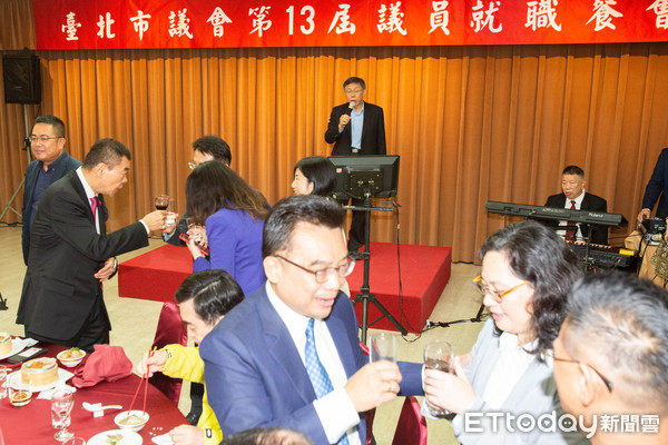 ▲▼柯文哲出席臺北市議會第13屆議員就職餐會,柯文哲唱歌沒人理。（圖／記者季相儒攝）
