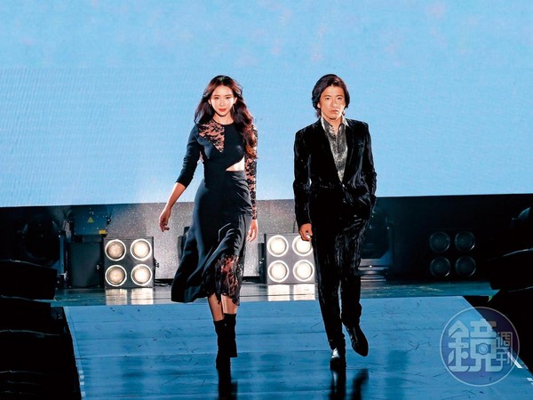 	《月之戀人》後睽違多年後再合作，月初林志玲（左）和木村拓哉（右）在2018亞洲時尚大賞合體走秀，引爆話題。